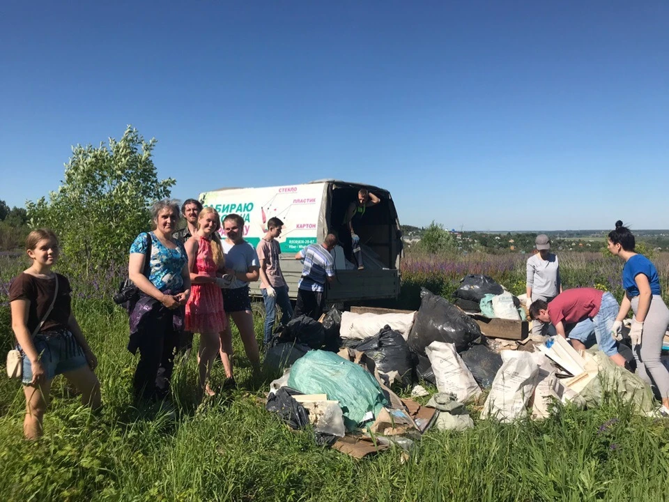 На поле и в оврагах лежали старые диваны, покрышки, бутылки, люминесцентные лампы и пакеты с мусором