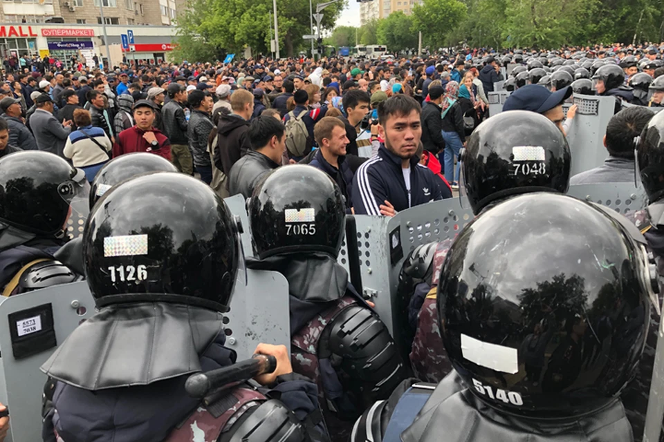 Буквально за полчаса с начала действий правоохранителей проспект Республики был очищен от участников протеста