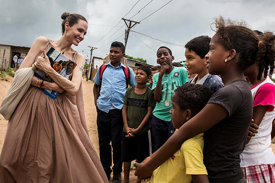 44-летняя Анджелина Джоли отправилась с благотворительной миссией в Венесуэлу
