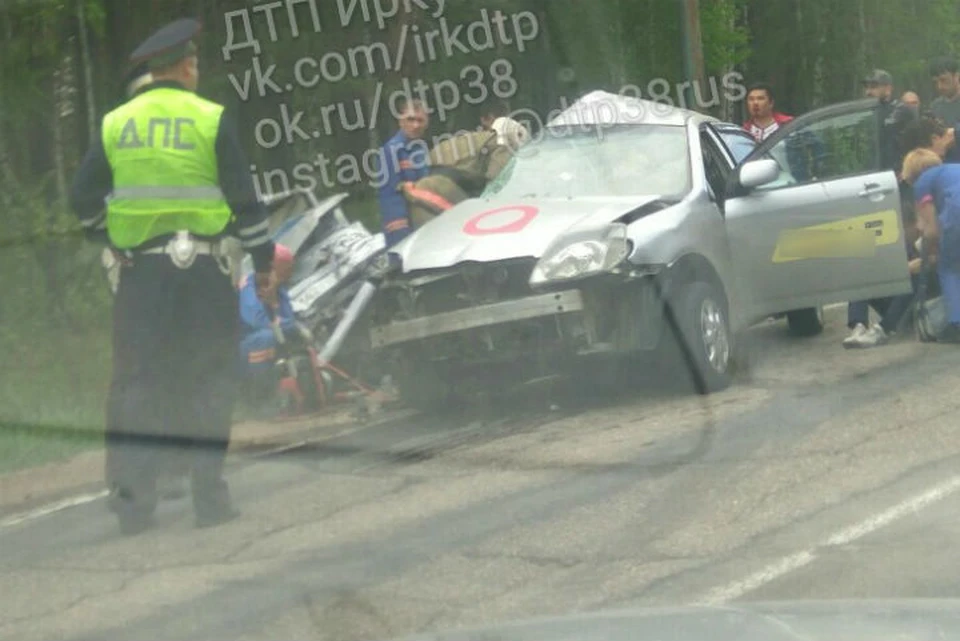 Смертельное ДТП на Байкальском тракте: два человека погибли в столкновении автомобиля такси и Жигулей. Фото: группа "ДТП 38RUS"