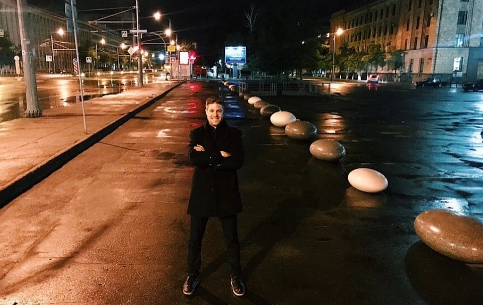 Урбанист Лев Владов, декоративные камни и отвоеванный тротуар. Фото: группа "Челябинский урбанист"/ВК