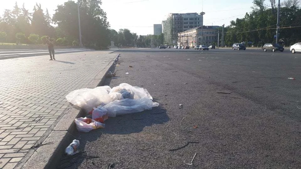 Сцены на Площади больше нет, а мусор, как всегда, остался.
