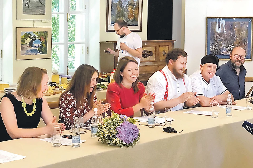 Наталья Виртуозова и Наталья Галкина представили новую летнюю программу. Фото: Пресс-служба правительства МО