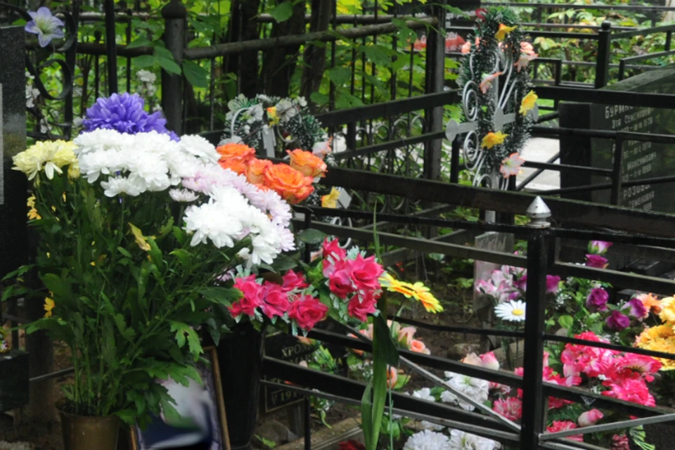 По традиции, могилы в Троицкую субботу украшают цветами