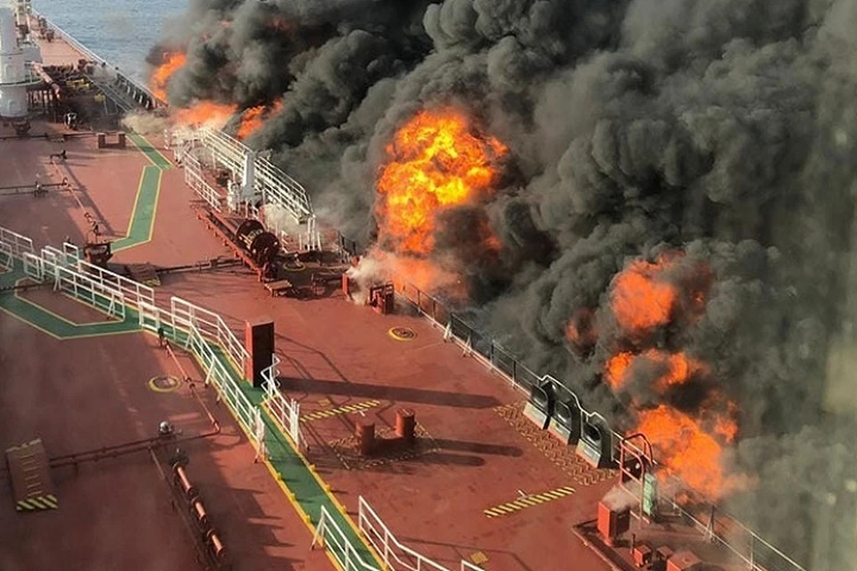 С танкера Froront Altair эвакуировали команду\ФОТО: maritimebulletin.net