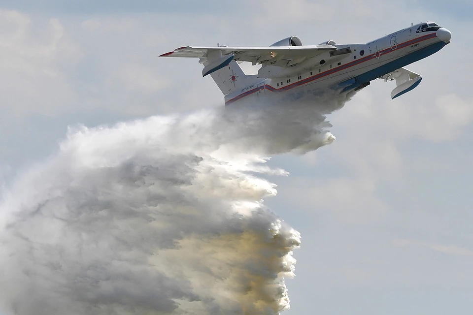 Российский самолет-амфибия БЕ-200ЧС `Альтаир` на авиационно-космическом салоне МАКС в Жуковском.
