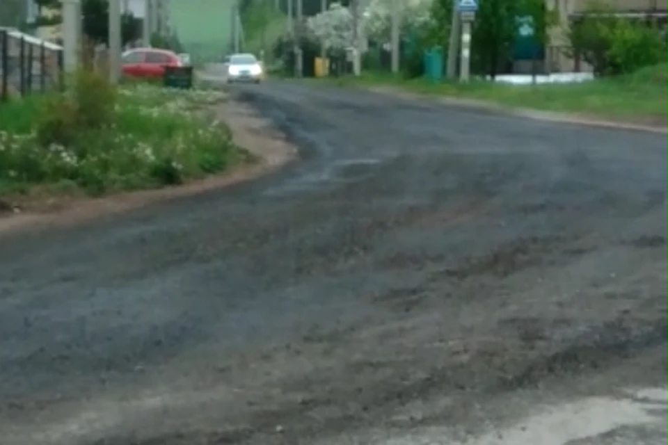 Дядя Леня из Инского заасфальтировал дорогу на своей улице. ФОТО: кадр видео Леонида Кузьмина.