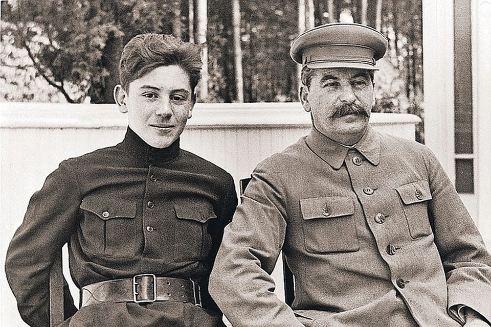Василий с отцом на Ближней даче, 1935 год.