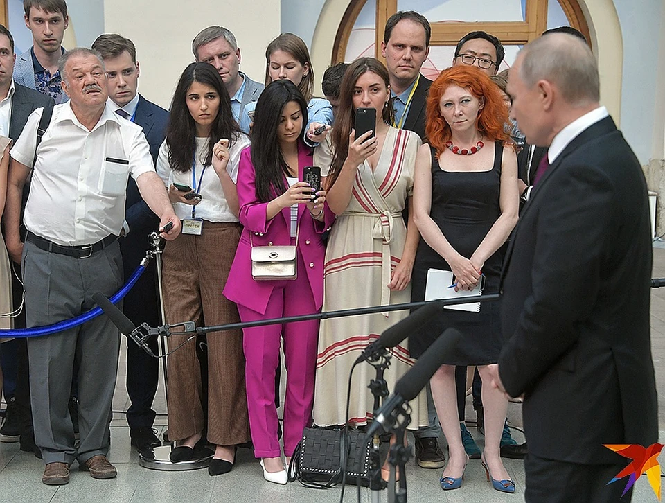 Президент России ответил на вопросы нашего обозревателя Александра Гамова (крайний слева на фото)