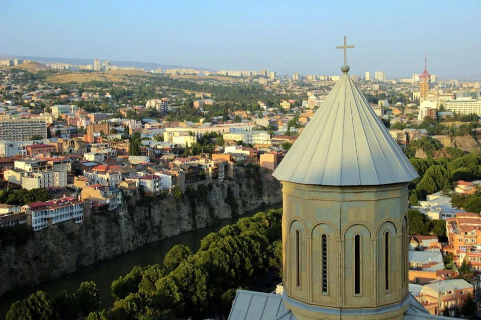 Билеты в Тбилиси стоят около 20 тысяч рублей. Но улететь туда можно только до 8 июля.