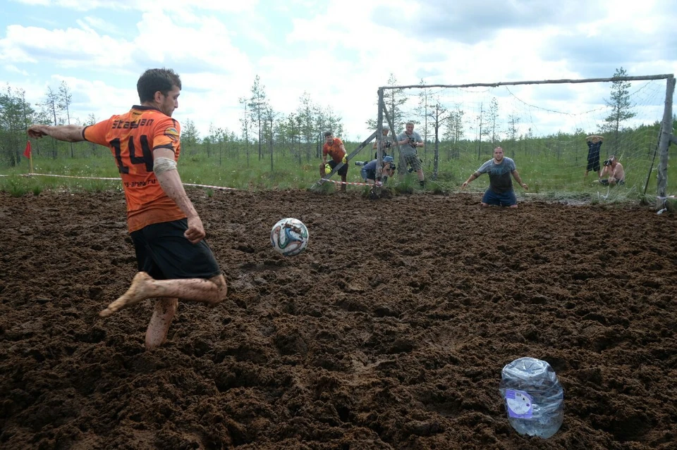 В Петербурге проходит Чемпионат мира по футболу на болоте