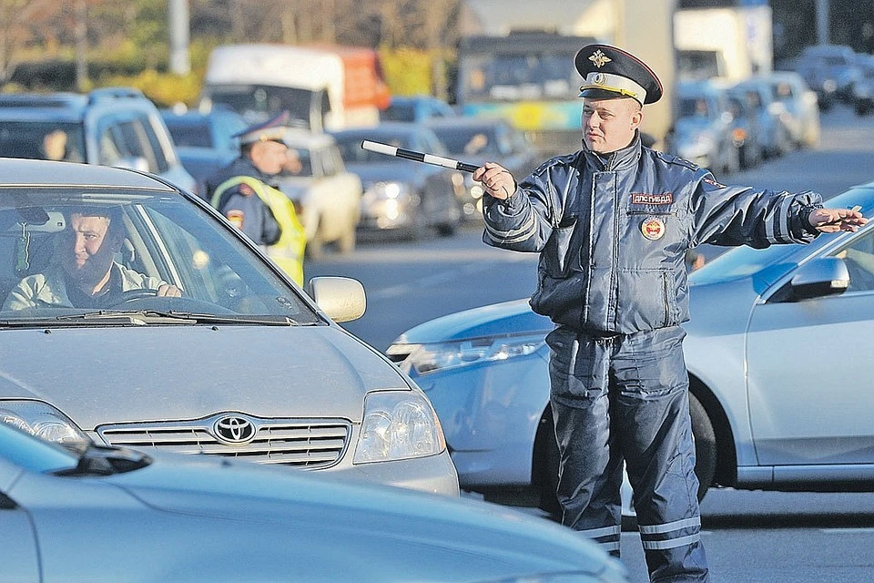 Инсперкторам ДПС предложили лишать водителей прав прямо на дороге