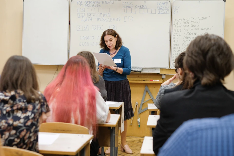 Ученики перед началом сдачи единого государственного экзамена (ЕГЭ) по математике в одной из школ Петербурга.