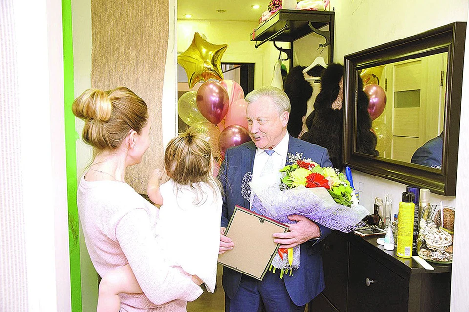Мэр северной столицы региона поздравил молодую семью. Фото: Пресс-служба администрации Братска.