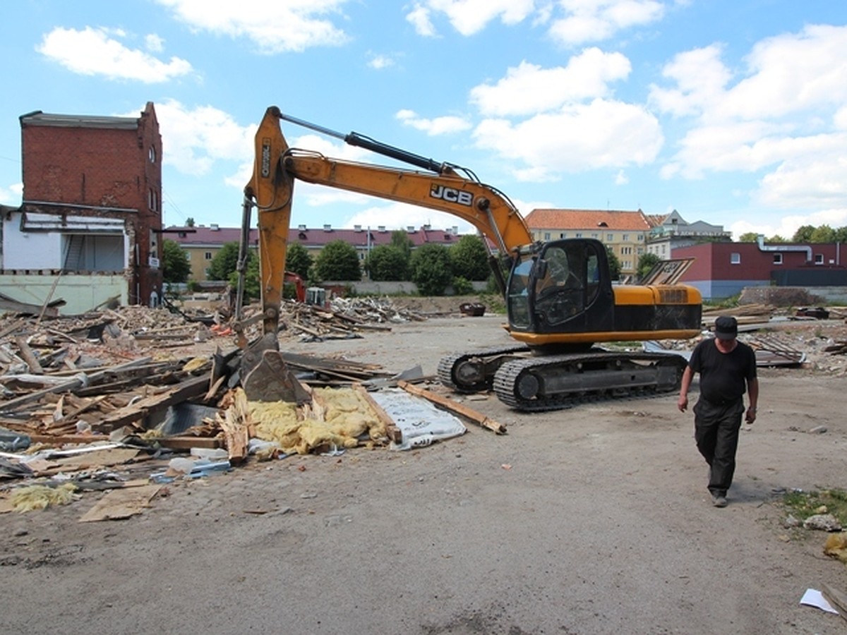 В Калининграде незаконно сносят казармы XIX века на проспекте Калинина -  KP.RU