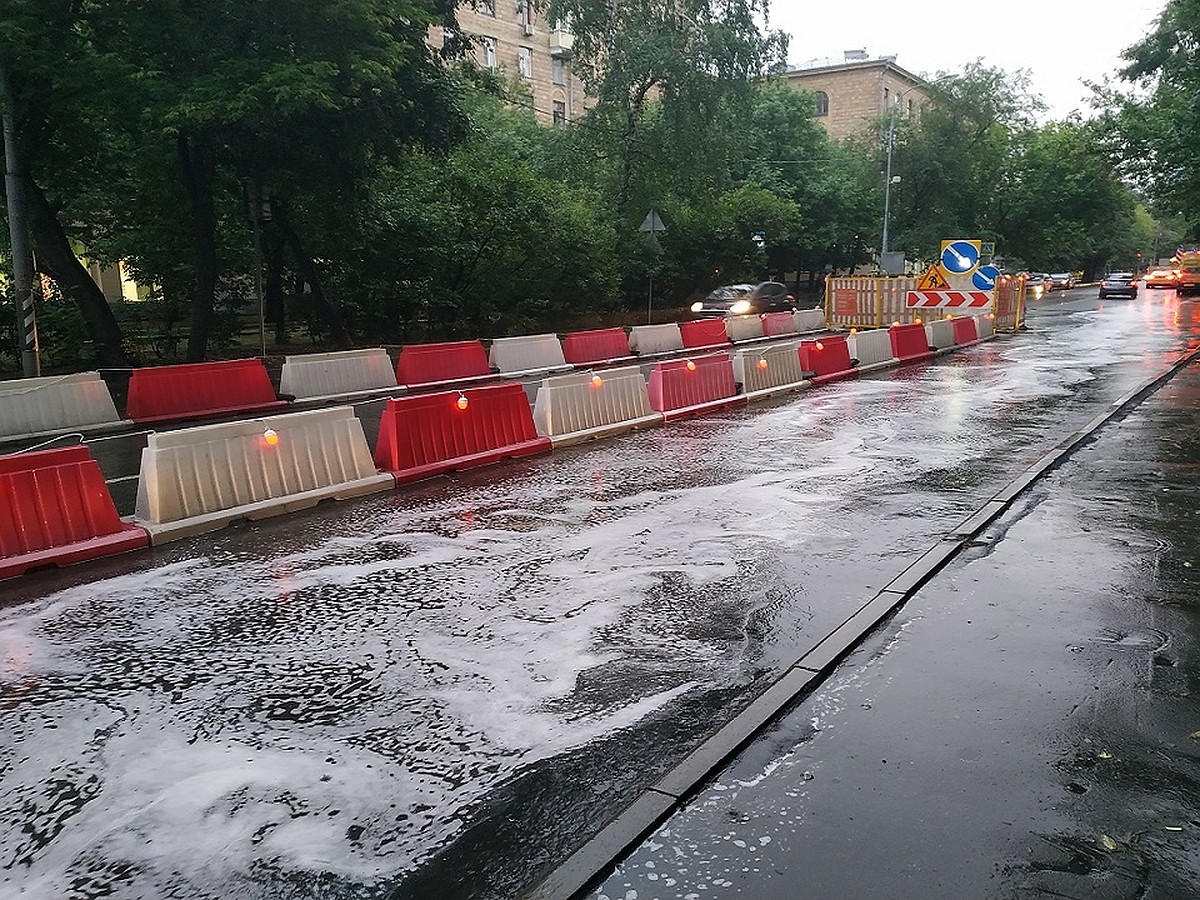 Зачем поливают дороги в жару и в дождь