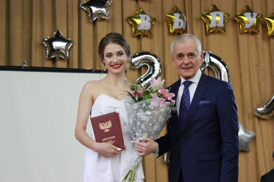Геннадий Онищенко вручал выпускникам дипломы