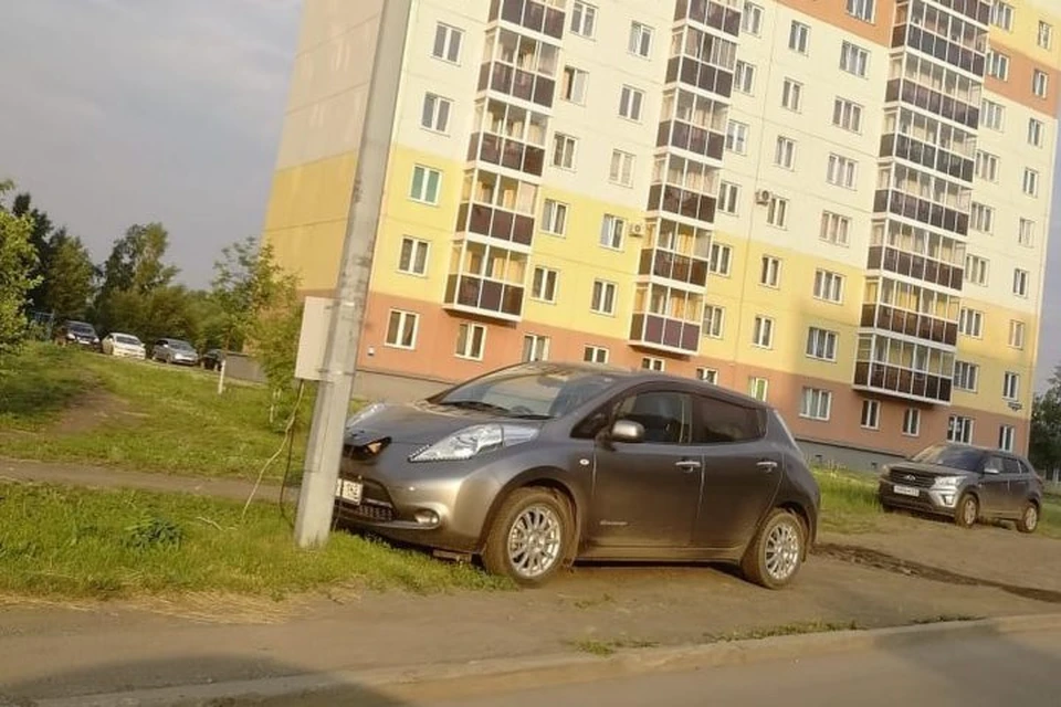 Владелец электромобиля заряжает машину от уличного столба в Новокузнецке Фото: skuznetsov_nk / Instagram