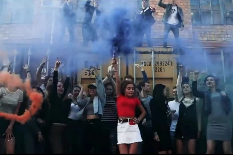 Скандальные выпускники из Владивостока, устроившие БДСМ-перформанс в школе, записали новое видео