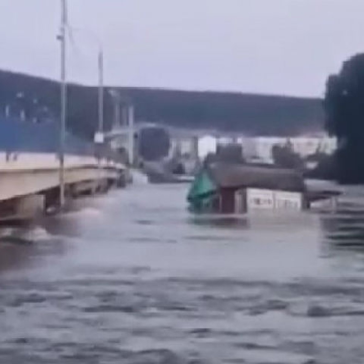 Мост через реку Ия в Тулуне: видео как плывущие дома врезаются в опоры и  разваливаются на части - KP.RU