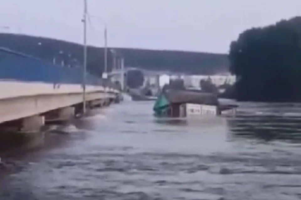 Мост через реку Ия в Тулуне: плывущие дома врезаются в опоры и разваливаются на части