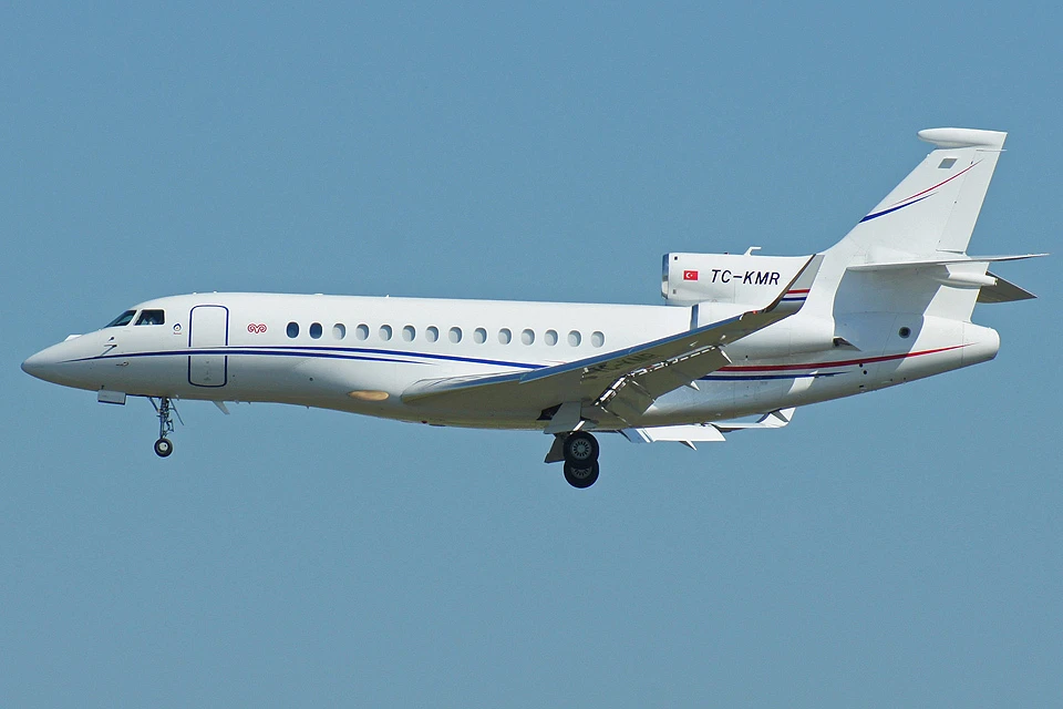 Самолет Falcon 7X в аэропорту Берлина.