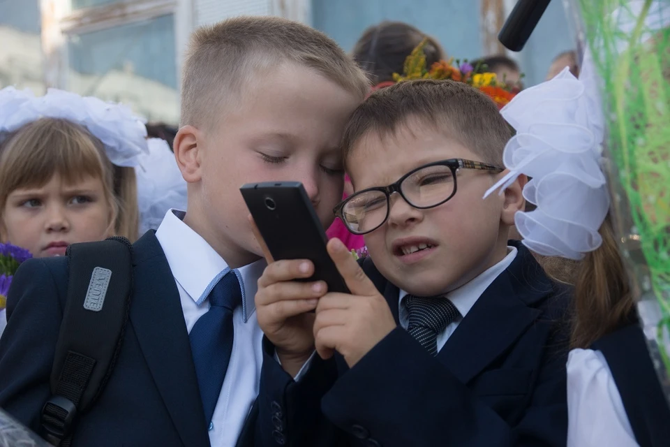 Роспотребнадзору поручили разработать запрет на мобильные телефоны в школах уже к 1 сентября