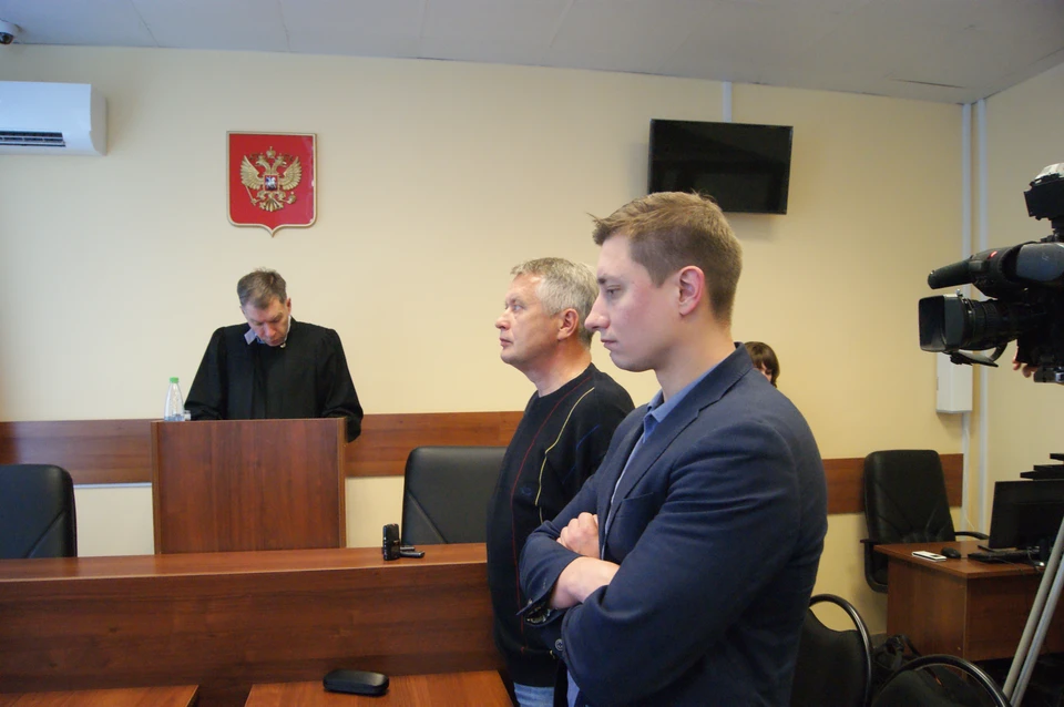 Алексей Мельников и его адвокат Дмитрий Фомичев во время оглашения приговора