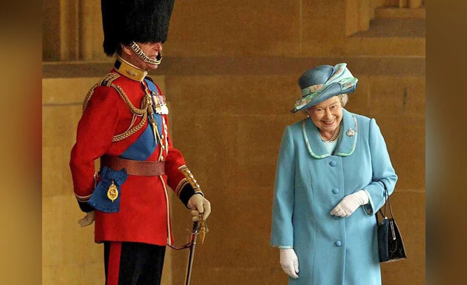 Посети гуляют снимки смеющейся королевы Елизаветы. Фото: SIPA/East News