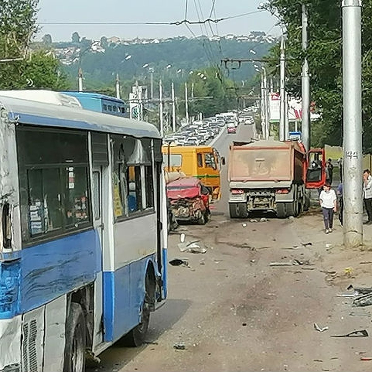 Крупное ДТП на Синюшиной Горе в Иркутске: грузовик протаранил 7 легковых  автомобилей и пассажирский автобус - KP.RU