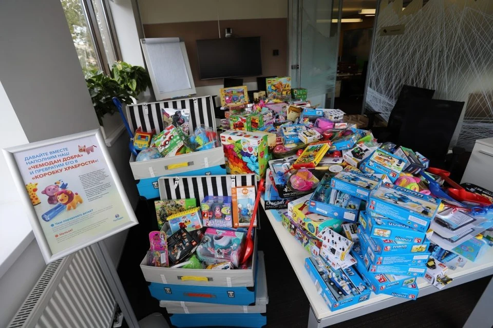 Сотрудники пяти московских офисов собрали более чем 650 наборов игрушек для пополнения «Коробок храбрости» Фото: РусГидро
