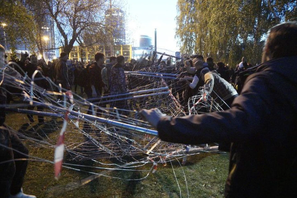 В первые два дня противостояния, защитники сквера роняли забор, ограждавший строительную площадку.