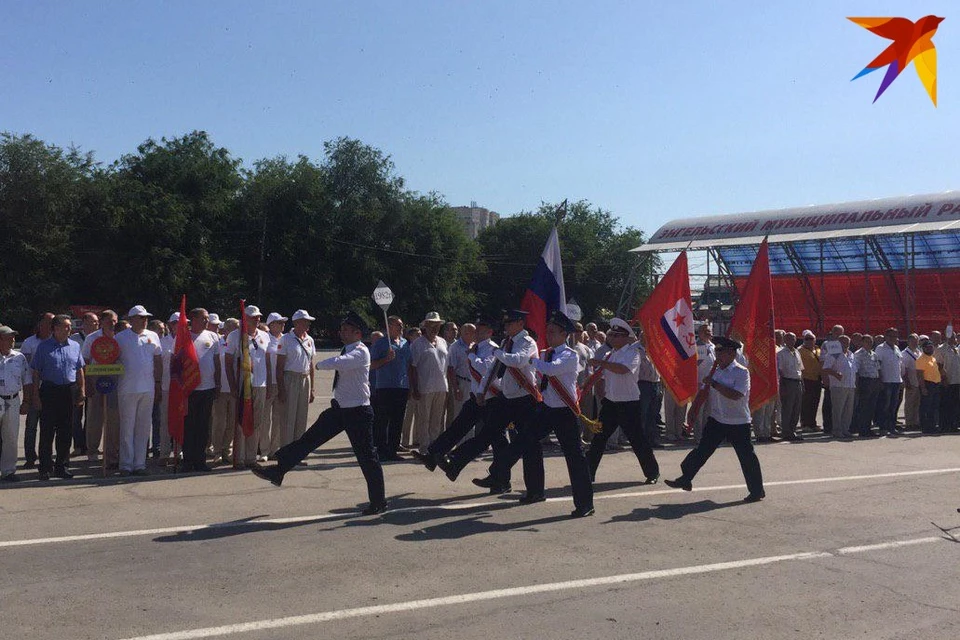 Энгельсские училища. 61 Училище г Энгельс. Саратовское ракетное училище парад. Выпускники Энгельсского военного училища. Выпускник на ракете.