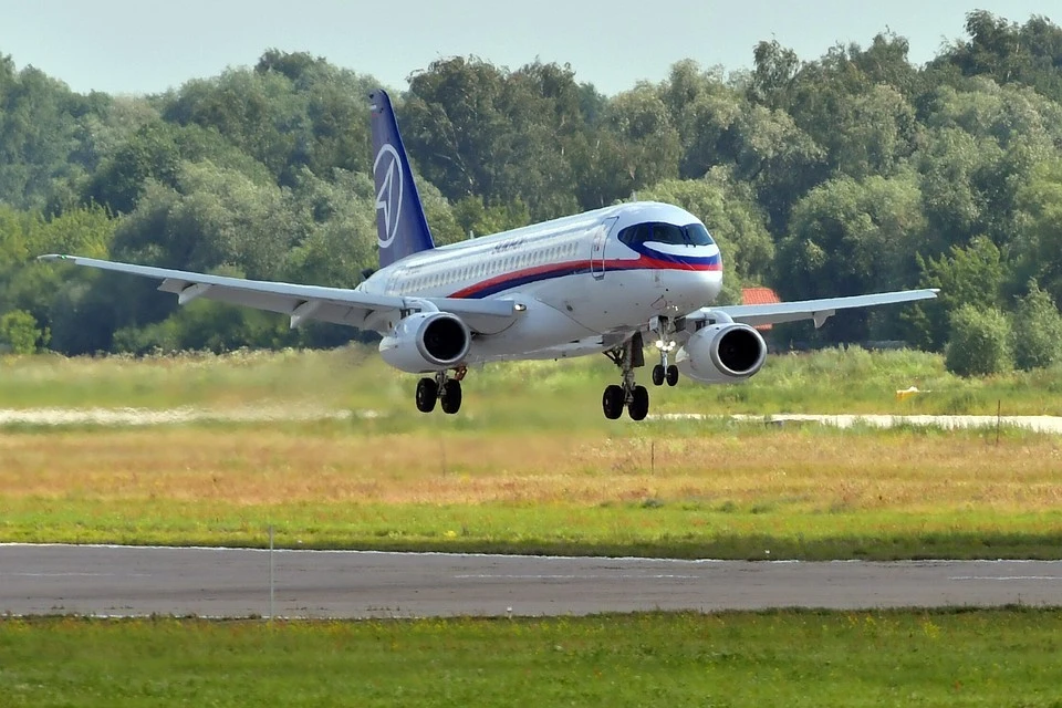 У самолета Sukhoi Superjet 100 во время полета треснуло лобовое стекло.