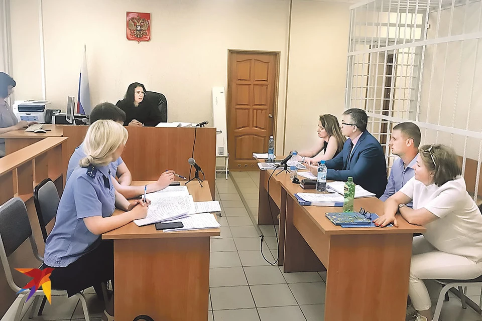 Судья во время процесса над корреспондентом «КП» Евгенией Острой (четвертая справа) пытается понять, в чем обвиняют упрямого журналиста. Не в упрямстве ли?
