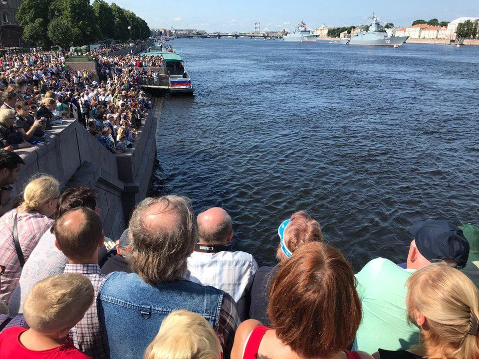 Петербуржцы и туристы облепили набережные Невы, чтобы посмотреть репетицию парада на день ВМФ.
