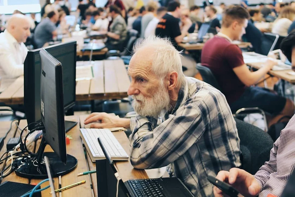 76-летний Евгений Полищук дал фору молодым и вышел в финал конкурса программистов. Фото: Предоставлено организаторами конкурса "Цифровой прорыв"