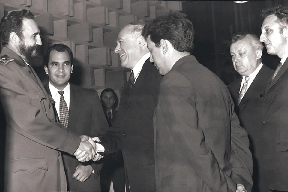 Крепкое мужское рукопожатие! С лидером кубинской революции Фиделем Кастро. Гавана, 1974 г. Фото: Из архива семьи Ф. Д. Бобкова