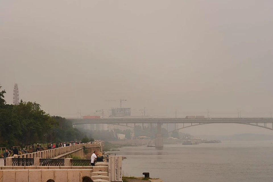 Новосибирская набережная в дыму.