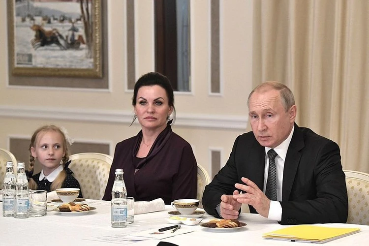 Владимир Путин "по-семейному" поговорил с близкими героев-подводников