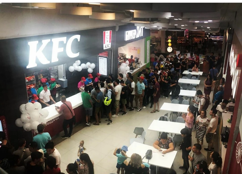 Очередь за острыми крылышками KFC.