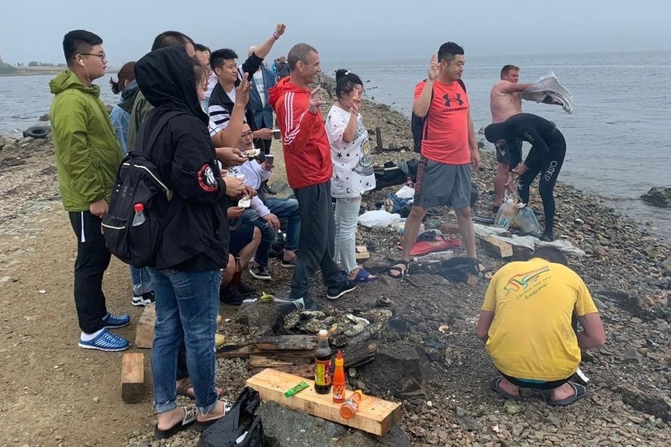 Туристы едят нелегальные морепродукты во Владивостоке