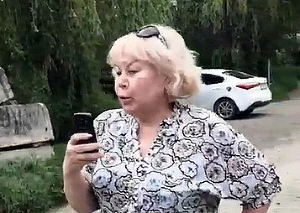 Светлана Дубовик. Скриншот сделан с того самого видео, где судья бьет местную жительницу по лицу