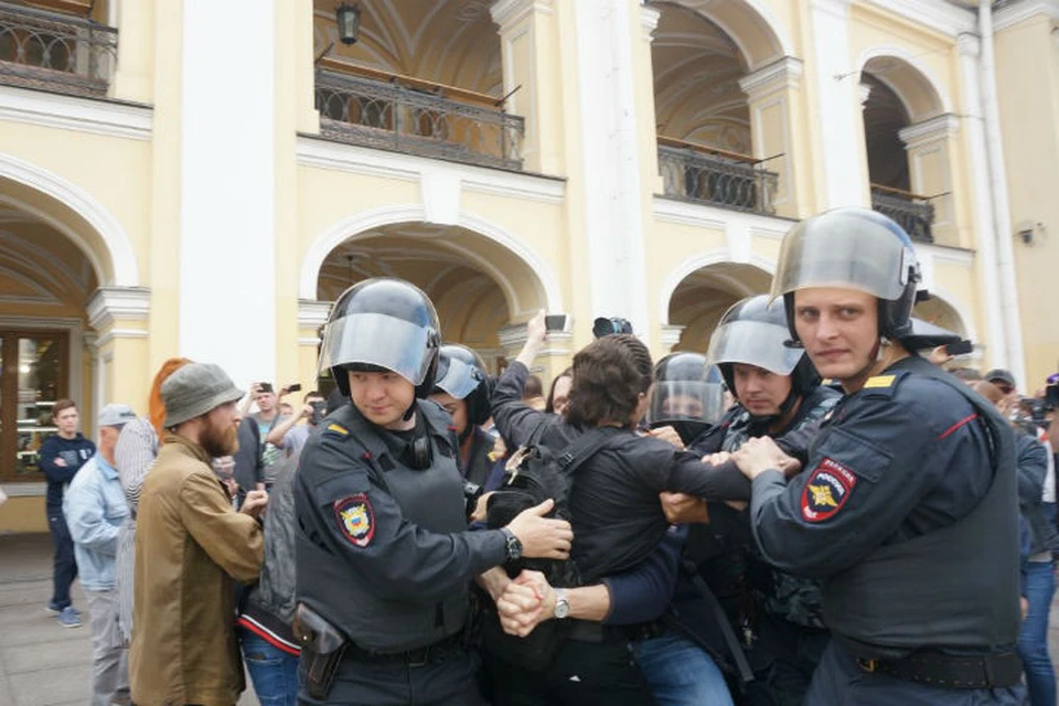 На незаконной акции в Петербурге задержали 70 человек