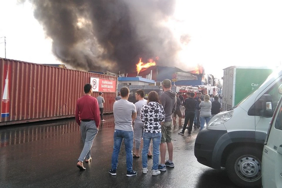 В Красноярске горят склады Енисейского рынка