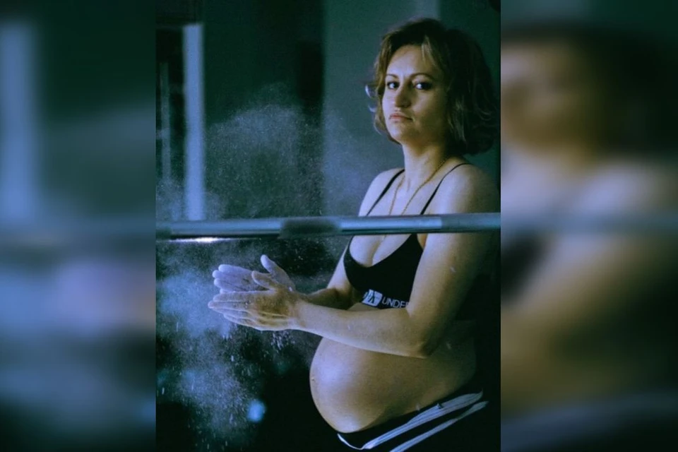 Беременная сибирячка на девятом месяце отжимает 40 килограммов. Фото: kamiicorn