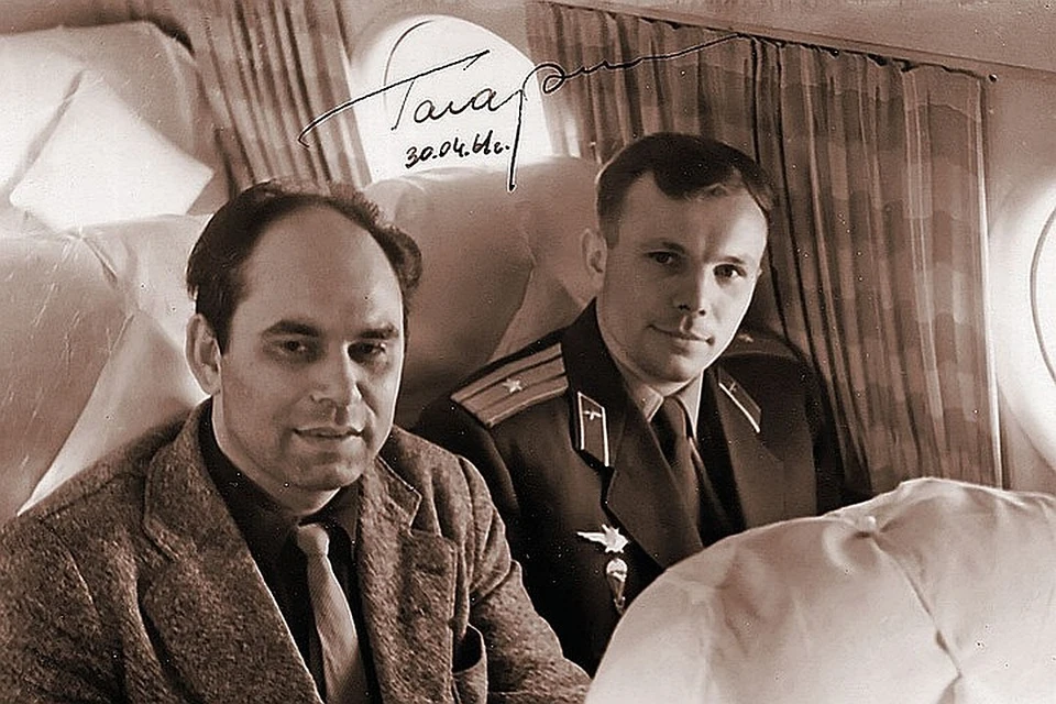 Василий Михайлович был первым, кто взял интервью у Юрия Гагарина. На этом снимке Песков и Гагарин летят в Москву. Вся страна увидит его на Красной площади только на следующий день, а репортаж в «Комсомолку» уже передан и печатается.