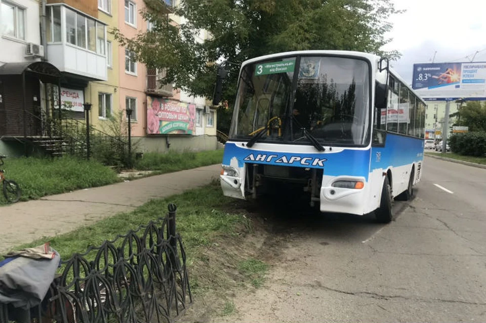 ДТП в Ангарске: маршрутка врезалась в ограждение, пострадала пассажирка