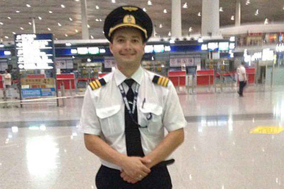 Пилот совершившего аварийную посадку самолета Дамир Юсупов.