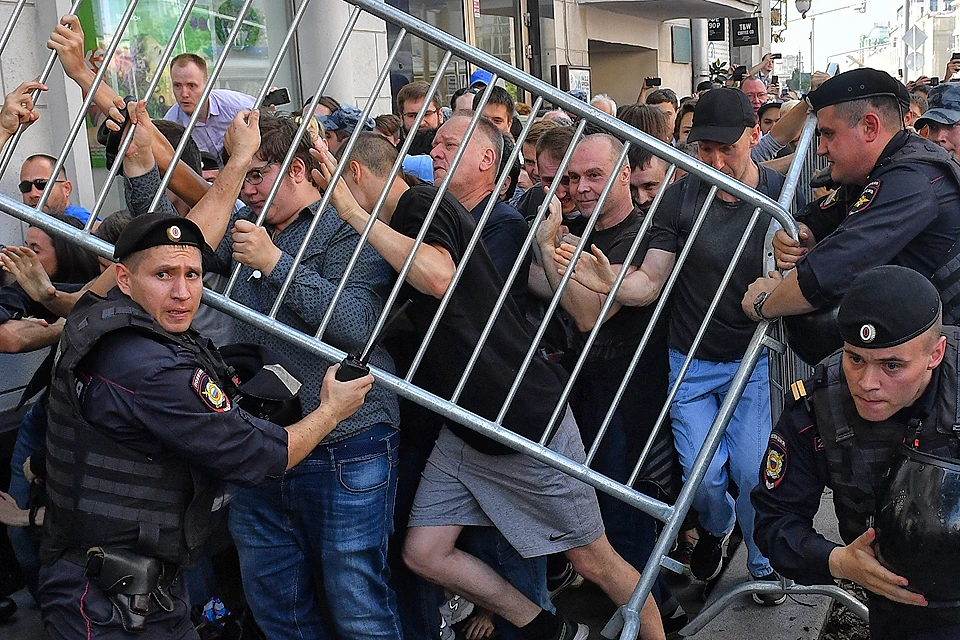 Попытка прорвать оцепление полиции, Тверская улица в Москве, 27 июля 2019 года.